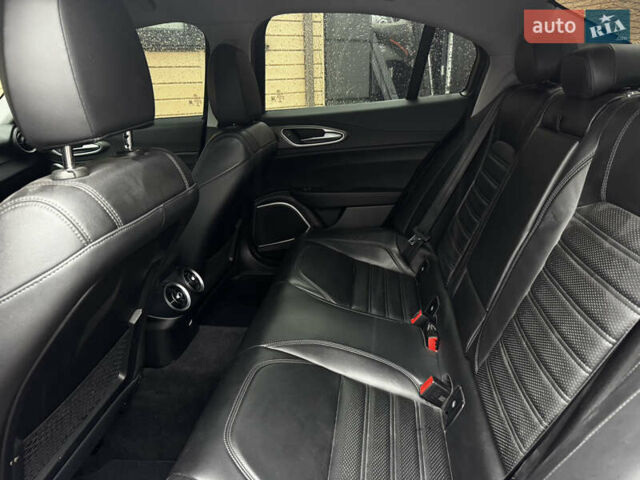 Червоний Альфа Ромео Джулія, об'ємом двигуна 2 л та пробігом 120 тис. км за 19999 $, фото 25 на Automoto.ua