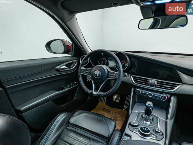 Красный Альфа Ромео Джулия, объемом двигателя 2 л и пробегом 157 тыс. км за 23606 $, фото 10 на Automoto.ua