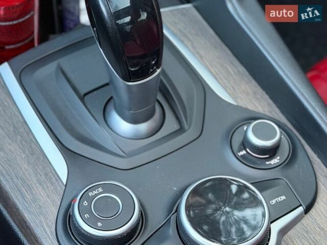 Червоний Альфа Ромео Джулія, об'ємом двигуна 2 л та пробігом 70 тис. км за 18900 $, фото 20 на Automoto.ua