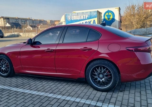 Красный Альфа Ромео Джулия, объемом двигателя 2.14 л и пробегом 270 тыс. км за 19980 $, фото 3 на Automoto.ua