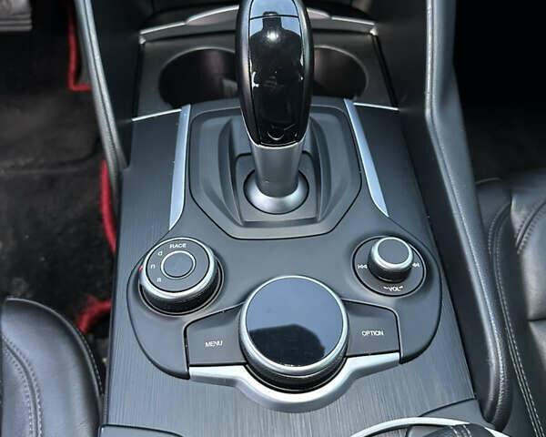 Червоний Альфа Ромео Джулія, об'ємом двигуна 2 л та пробігом 83 тис. км за 18500 $, фото 8 на Automoto.ua