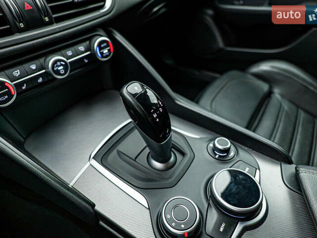 Красный Альфа Ромео Джулия, объемом двигателя 2 л и пробегом 157 тыс. км за 23606 $, фото 18 на Automoto.ua