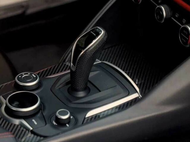 Красный Альфа Ромео Джулия, объемом двигателя 2 л и пробегом 53 тыс. км за 17000 $, фото 11 на Automoto.ua