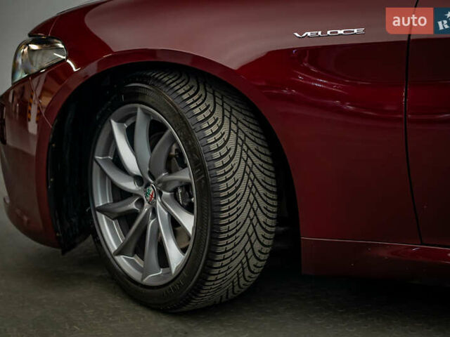 Красный Альфа Ромео Джулия, объемом двигателя 2 л и пробегом 157 тыс. км за 23606 $, фото 7 на Automoto.ua