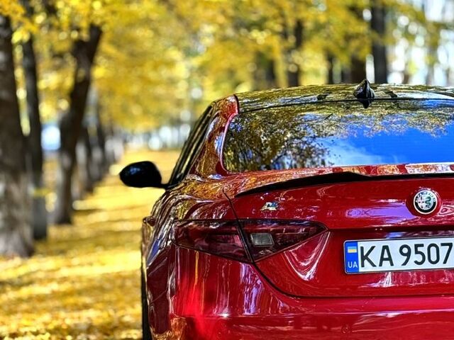 Красный Альфа Ромео Джулия, объемом двигателя 2.1 л и пробегом 200 тыс. км за 20000 $, фото 1 на Automoto.ua