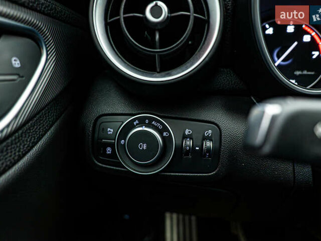 Красный Альфа Ромео Джулия, объемом двигателя 2 л и пробегом 157 тыс. км за 23606 $, фото 14 на Automoto.ua