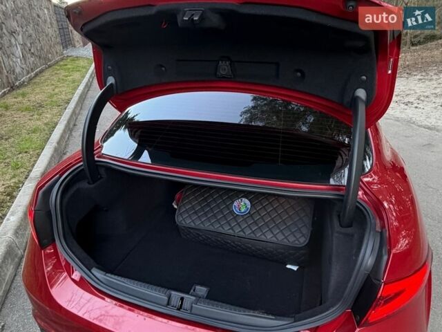 Червоний Альфа Ромео Джулія, об'ємом двигуна 2 л та пробігом 70 тис. км за 18900 $, фото 24 на Automoto.ua