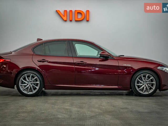 Красный Альфа Ромео Джулия, объемом двигателя 2 л и пробегом 157 тыс. км за 23606 $, фото 3 на Automoto.ua