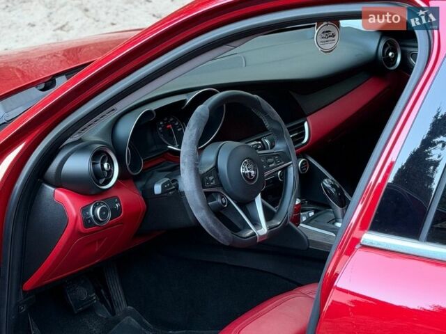Червоний Альфа Ромео Джулія, об'ємом двигуна 2 л та пробігом 70 тис. км за 18900 $, фото 18 на Automoto.ua