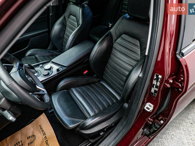 Красный Альфа Ромео Джулия, объемом двигателя 2 л и пробегом 157 тыс. км за 23606 $, фото 8 на Automoto.ua