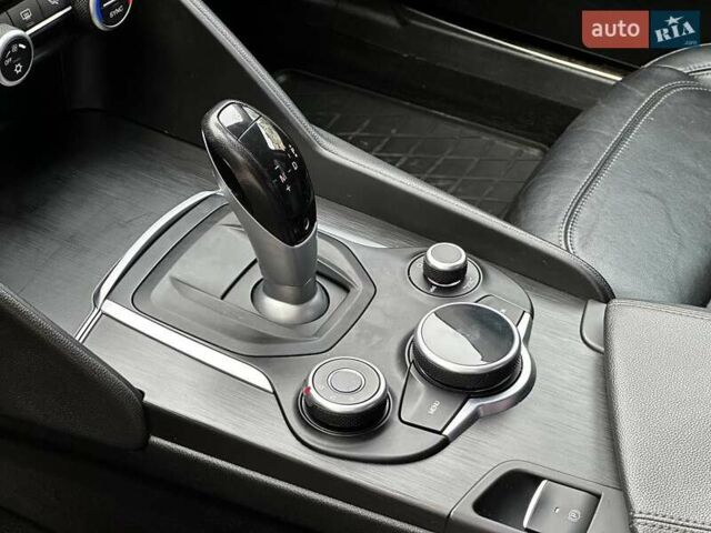 Червоний Альфа Ромео Джулія, об'ємом двигуна 2 л та пробігом 88 тис. км за 18700 $, фото 11 на Automoto.ua