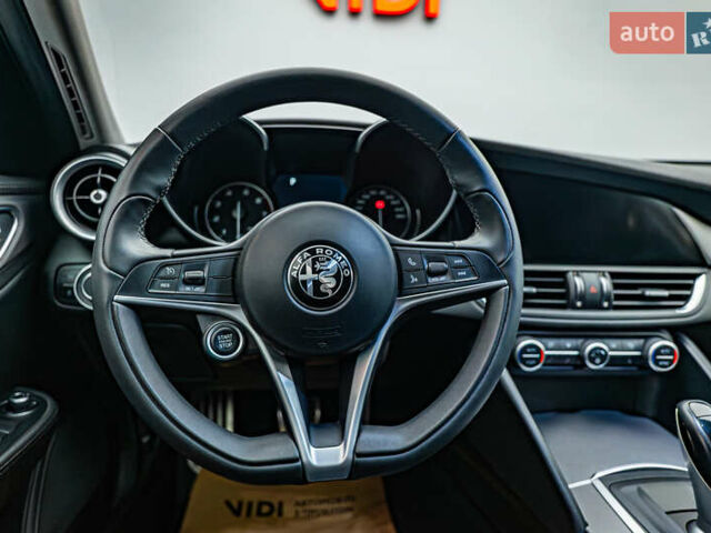 Красный Альфа Ромео Джулия, объемом двигателя 2 л и пробегом 157 тыс. км за 23606 $, фото 11 на Automoto.ua