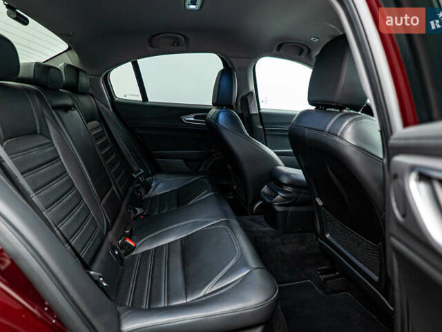 Красный Альфа Ромео Джулия, объемом двигателя 2 л и пробегом 157 тыс. км за 23606 $, фото 20 на Automoto.ua