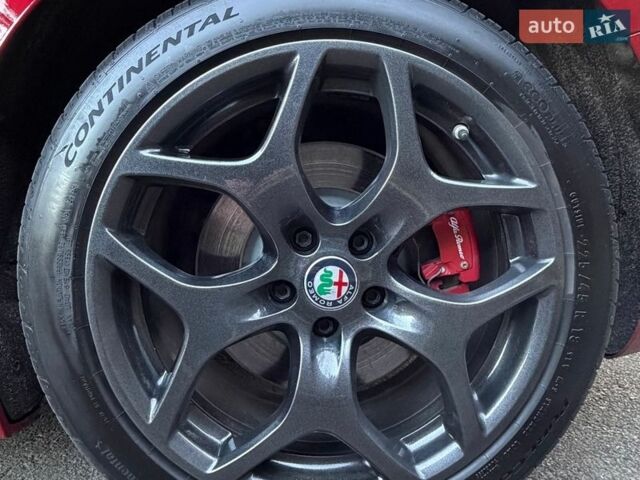 Червоний Альфа Ромео Джулія, об'ємом двигуна 2 л та пробігом 70 тис. км за 18900 $, фото 16 на Automoto.ua