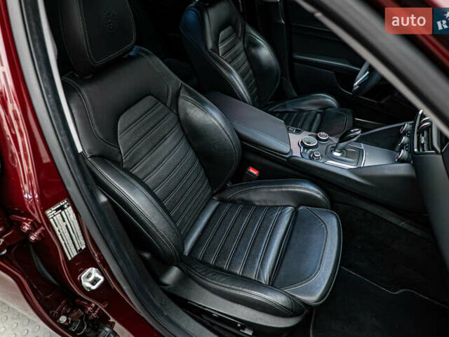 Красный Альфа Ромео Джулия, объемом двигателя 2 л и пробегом 157 тыс. км за 23606 $, фото 19 на Automoto.ua