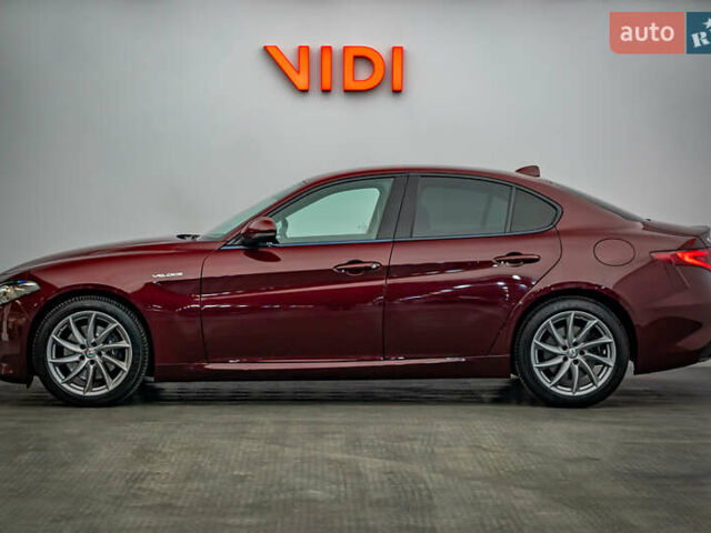 Красный Альфа Ромео Джулия, объемом двигателя 2 л и пробегом 157 тыс. км за 23606 $, фото 2 на Automoto.ua