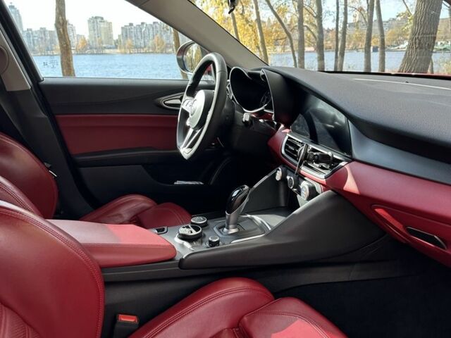 Червоний Альфа Ромео Джулія, об'ємом двигуна 2 л та пробігом 140 тис. км за 26000 $, фото 5 на Automoto.ua