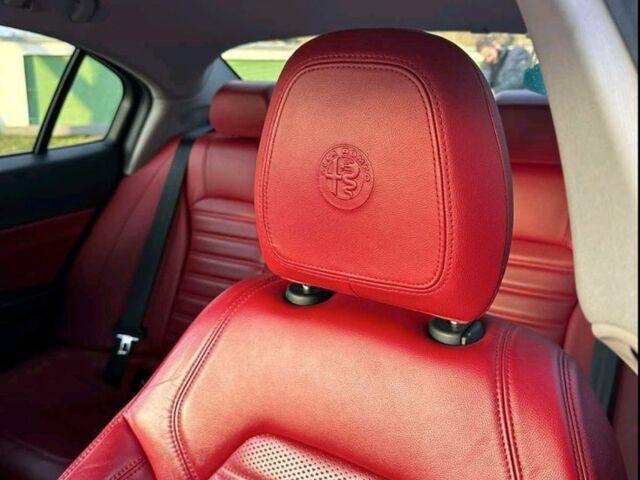 Червоний Альфа Ромео Джулія, об'ємом двигуна 2 л та пробігом 140 тис. км за 24000 $, фото 7 на Automoto.ua