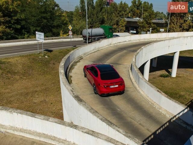 Красный Альфа Ромео Джулия, объемом двигателя 2 л и пробегом 78 тыс. км за 22400 $, фото 18 на Automoto.ua