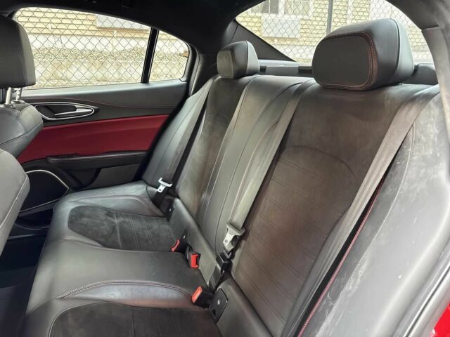 Красный Альфа Ромео Джулия, объемом двигателя 2.9 л и пробегом 46 тыс. км за 12900 $, фото 10 на Automoto.ua