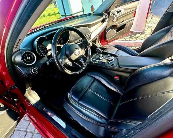 Красный Альфа Ромео Джулия, объемом двигателя 2 л и пробегом 112 тыс. км за 19900 $, фото 12 на Automoto.ua