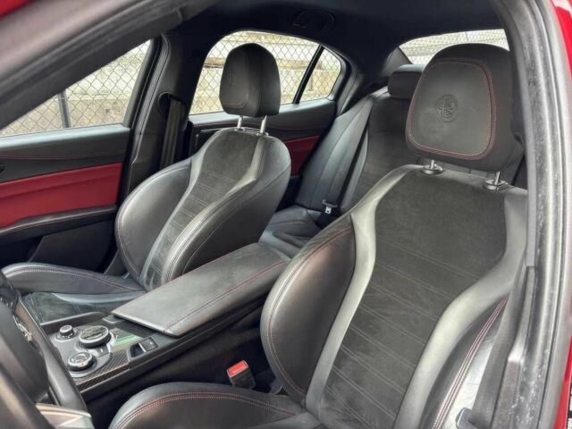 Червоний Альфа Ромео Джулія, об'ємом двигуна 2.9 л та пробігом 45 тис. км за 14500 $, фото 5 на Automoto.ua