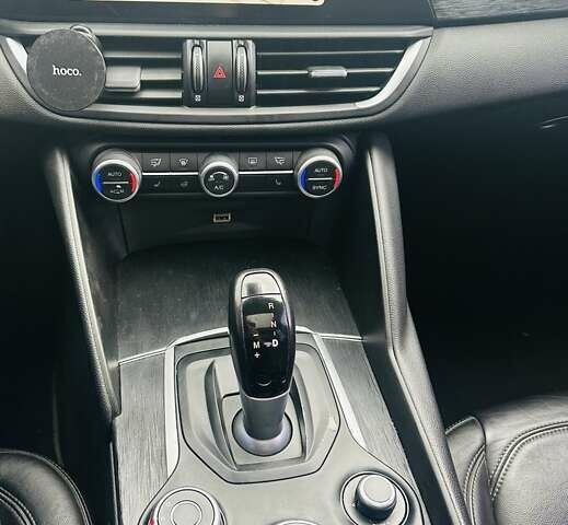 Красный Альфа Ромео Джулия, объемом двигателя 2 л и пробегом 112 тыс. км за 19900 $, фото 15 на Automoto.ua