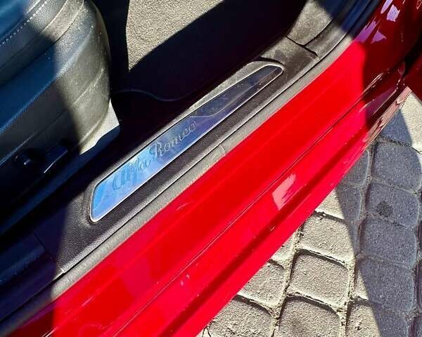 Красный Альфа Ромео Джулия, объемом двигателя 2 л и пробегом 112 тыс. км за 19900 $, фото 9 на Automoto.ua