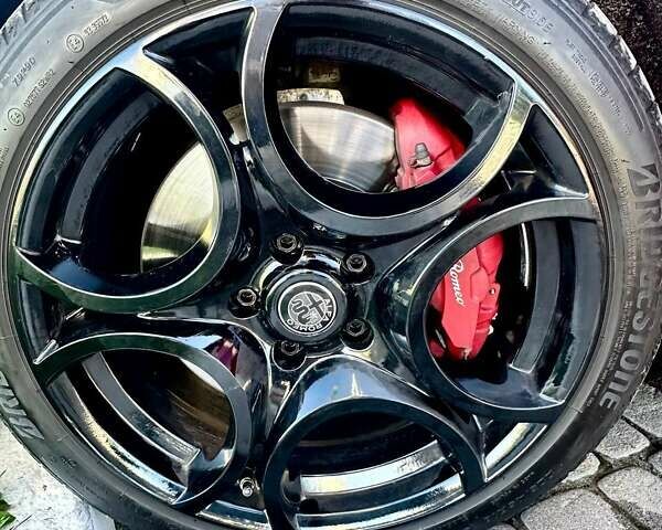 Красный Альфа Ромео Джулия, объемом двигателя 2 л и пробегом 112 тыс. км за 19900 $, фото 14 на Automoto.ua