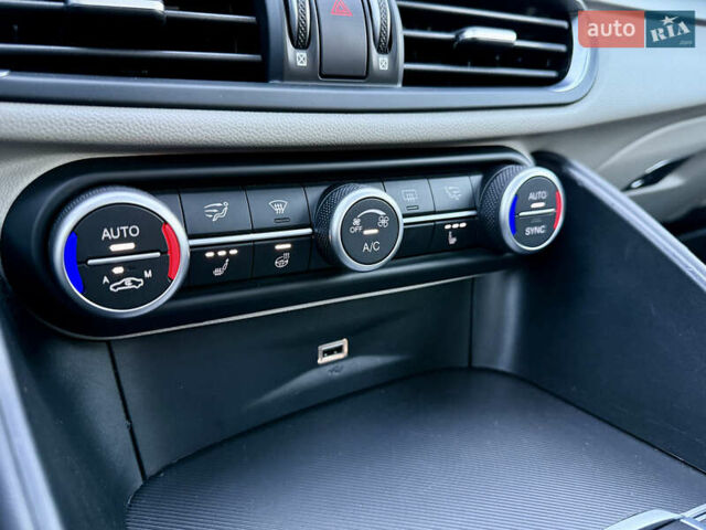 Красный Альфа Ромео Джулия, объемом двигателя 2 л и пробегом 40 тыс. км за 24999 $, фото 31 на Automoto.ua