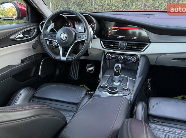 Красный Альфа Ромео Джулия, объемом двигателя 2 л и пробегом 40 тыс. км за 24999 $, фото 43 на Automoto.ua