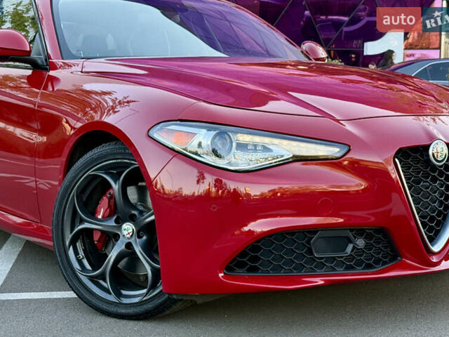 Красный Альфа Ромео Джулия, объемом двигателя 2 л и пробегом 40 тыс. км за 24999 $, фото 4 на Automoto.ua