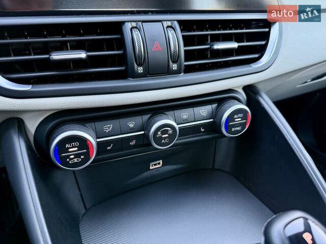 Красный Альфа Ромео Джулия, объемом двигателя 2 л и пробегом 40 тыс. км за 24999 $, фото 28 на Automoto.ua