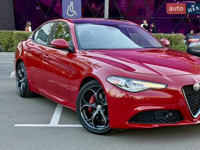 Красный Альфа Ромео Джулия, объемом двигателя 2 л и пробегом 40 тыс. км за 24999 $, фото 2 на Automoto.ua