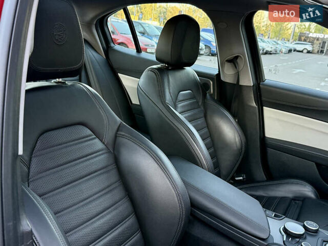 Красный Альфа Ромео Джулия, объемом двигателя 2 л и пробегом 40 тыс. км за 24999 $, фото 40 на Automoto.ua