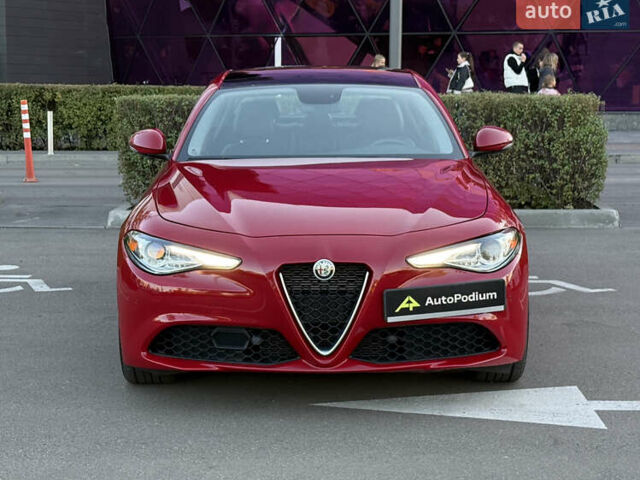 Красный Альфа Ромео Джулия, объемом двигателя 2 л и пробегом 40 тыс. км за 24999 $, фото 5 на Automoto.ua