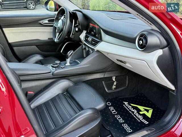 Красный Альфа Ромео Джулия, объемом двигателя 2 л и пробегом 40 тыс. км за 24999 $, фото 38 на Automoto.ua