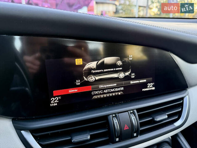 Красный Альфа Ромео Джулия, объемом двигателя 2 л и пробегом 40 тыс. км за 24999 $, фото 30 на Automoto.ua