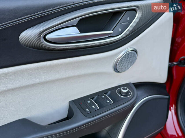 Красный Альфа Ромео Джулия, объемом двигателя 2 л и пробегом 40 тыс. км за 24999 $, фото 17 на Automoto.ua