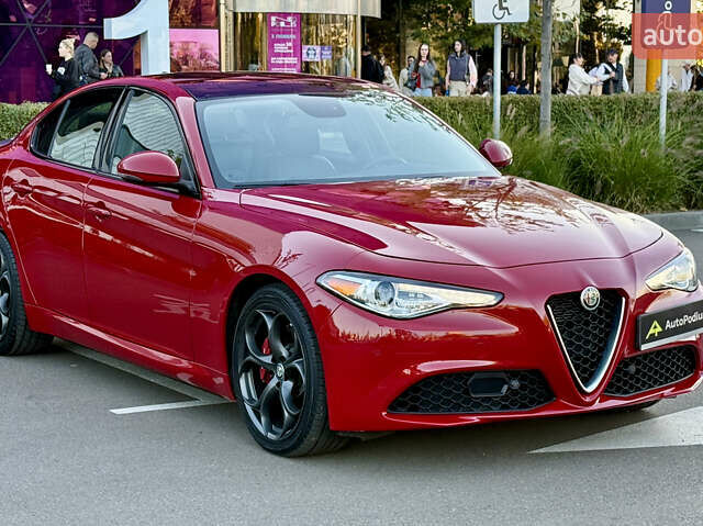 Красный Альфа Ромео Джулия, объемом двигателя 2 л и пробегом 40 тыс. км за 24999 $, фото 6 на Automoto.ua