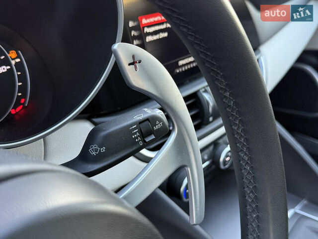 Красный Альфа Ромео Джулия, объемом двигателя 2 л и пробегом 40 тыс. км за 24999 $, фото 47 на Automoto.ua