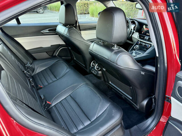 Красный Альфа Ромео Джулия, объемом двигателя 2 л и пробегом 40 тыс. км за 24999 $, фото 42 на Automoto.ua