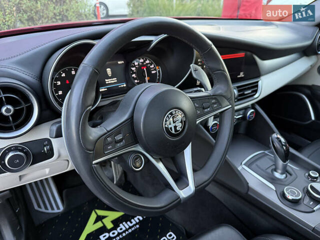 Красный Альфа Ромео Джулия, объемом двигателя 2 л и пробегом 40 тыс. км за 24999 $, фото 46 на Automoto.ua
