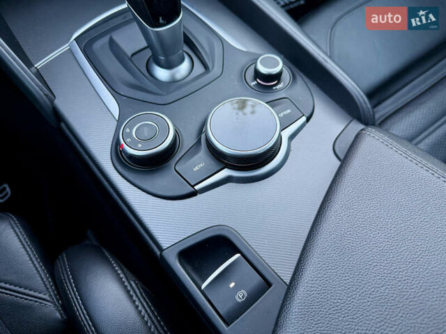 Красный Альфа Ромео Джулия, объемом двигателя 2 л и пробегом 40 тыс. км за 24999 $, фото 25 на Automoto.ua