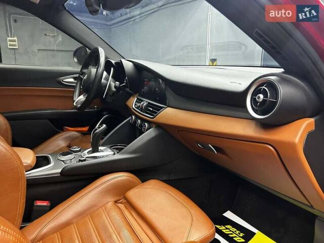 Красный Альфа Ромео Джулия, объемом двигателя 2 л и пробегом 69 тыс. км за 22500 $, фото 15 на Automoto.ua