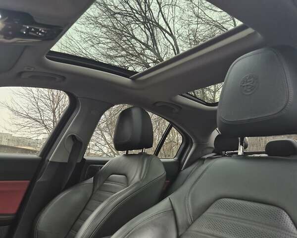 Червоний Альфа Ромео Джулія, об'ємом двигуна 2 л та пробігом 84 тис. км за 25000 $, фото 7 на Automoto.ua