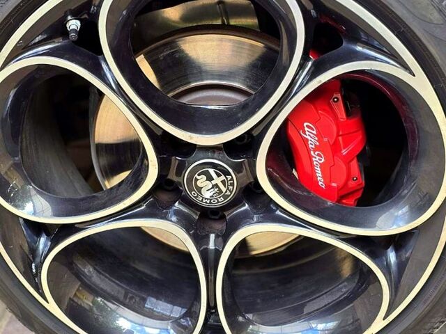 Червоний Альфа Ромео Джулія, об'ємом двигуна 2 л та пробігом 38 тис. км за 27500 $, фото 3 на Automoto.ua