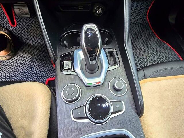 Червоний Альфа Ромео Джулія, об'ємом двигуна 2 л та пробігом 38 тис. км за 27500 $, фото 6 на Automoto.ua