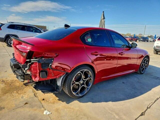 Красный Альфа Ромео Джулия, объемом двигателя 2 л и пробегом 91 тыс. км за 6000 $, фото 3 на Automoto.ua