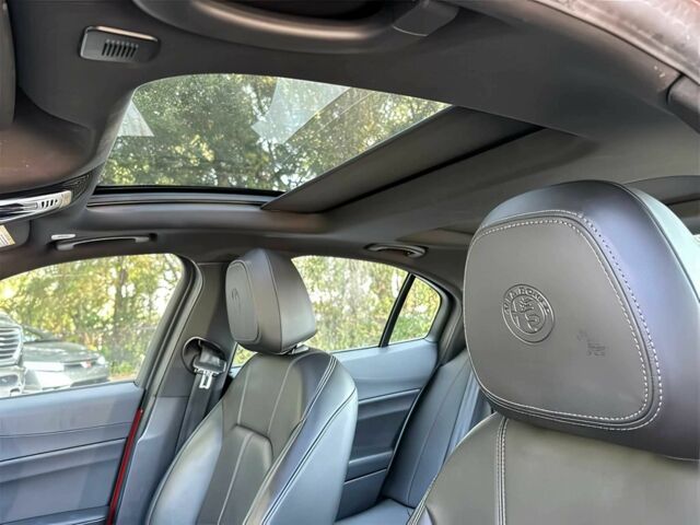 Красный Альфа Ромео Джулия, объемом двигателя 2 л и пробегом 22 тыс. км за 13000 $, фото 9 на Automoto.ua